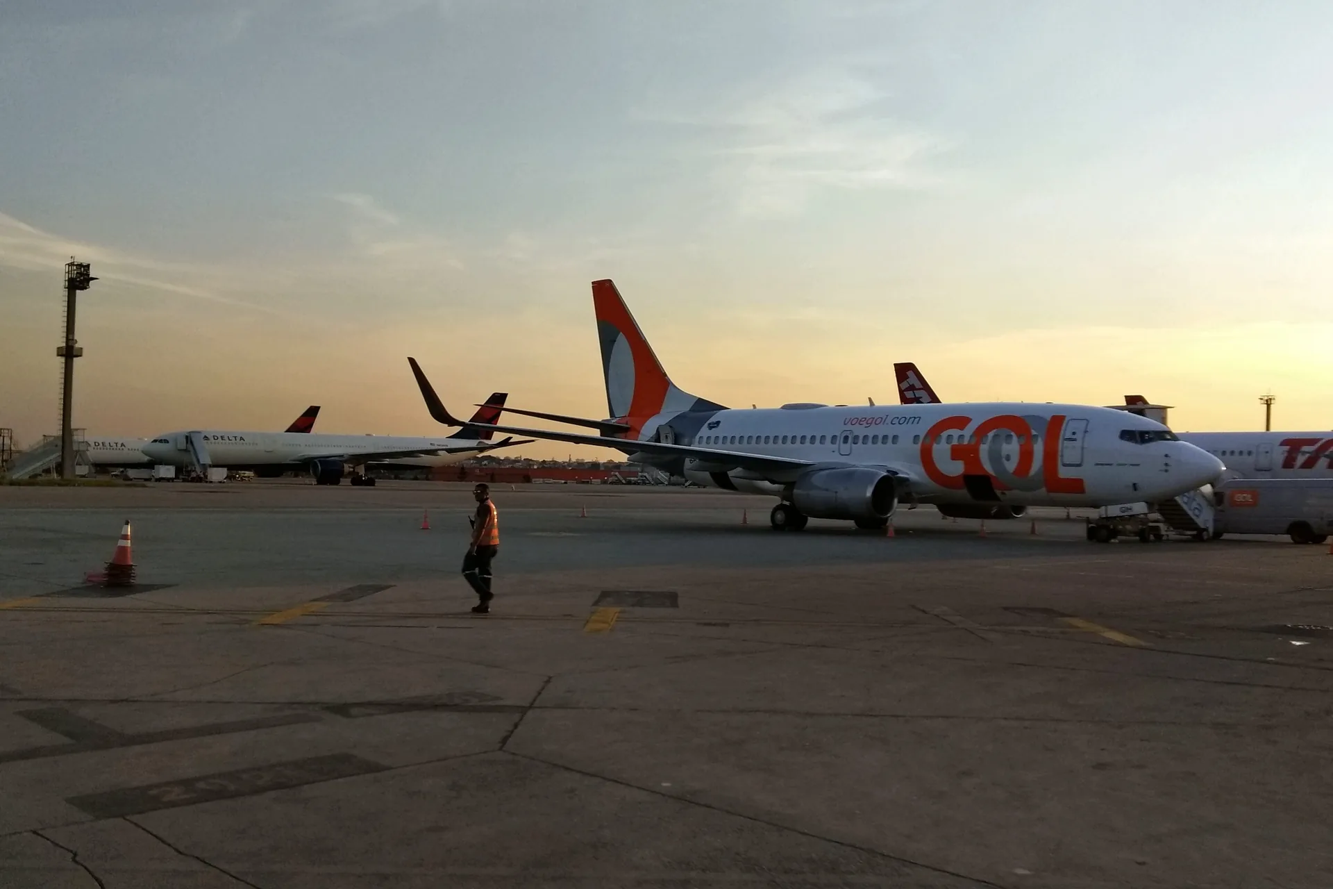 Boeing 737 da Gol no pátio de um aeroporto brasileiro ao entardecer