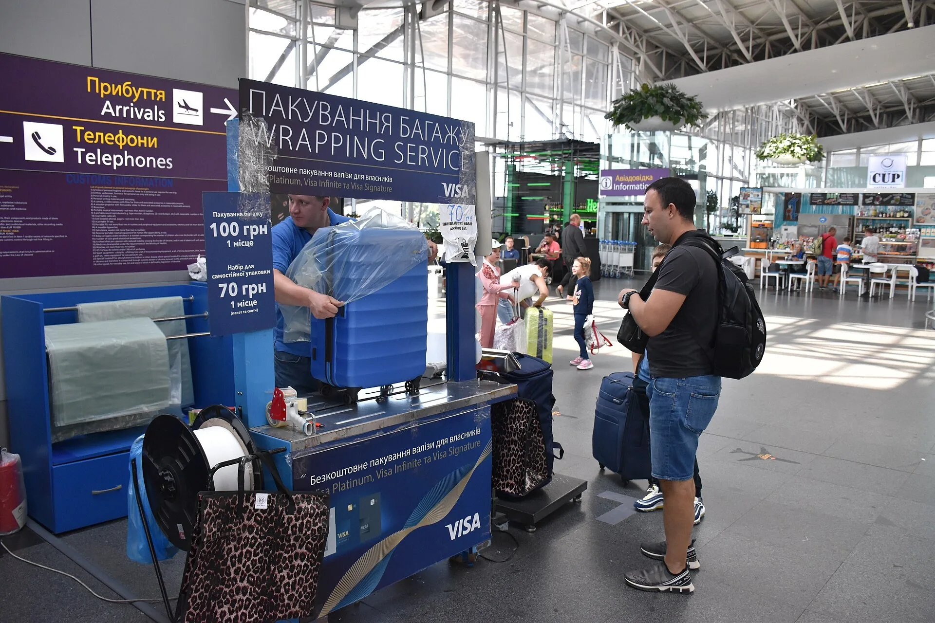 Bagagens sendo organizadas no terminal de embarque de um aeroporto