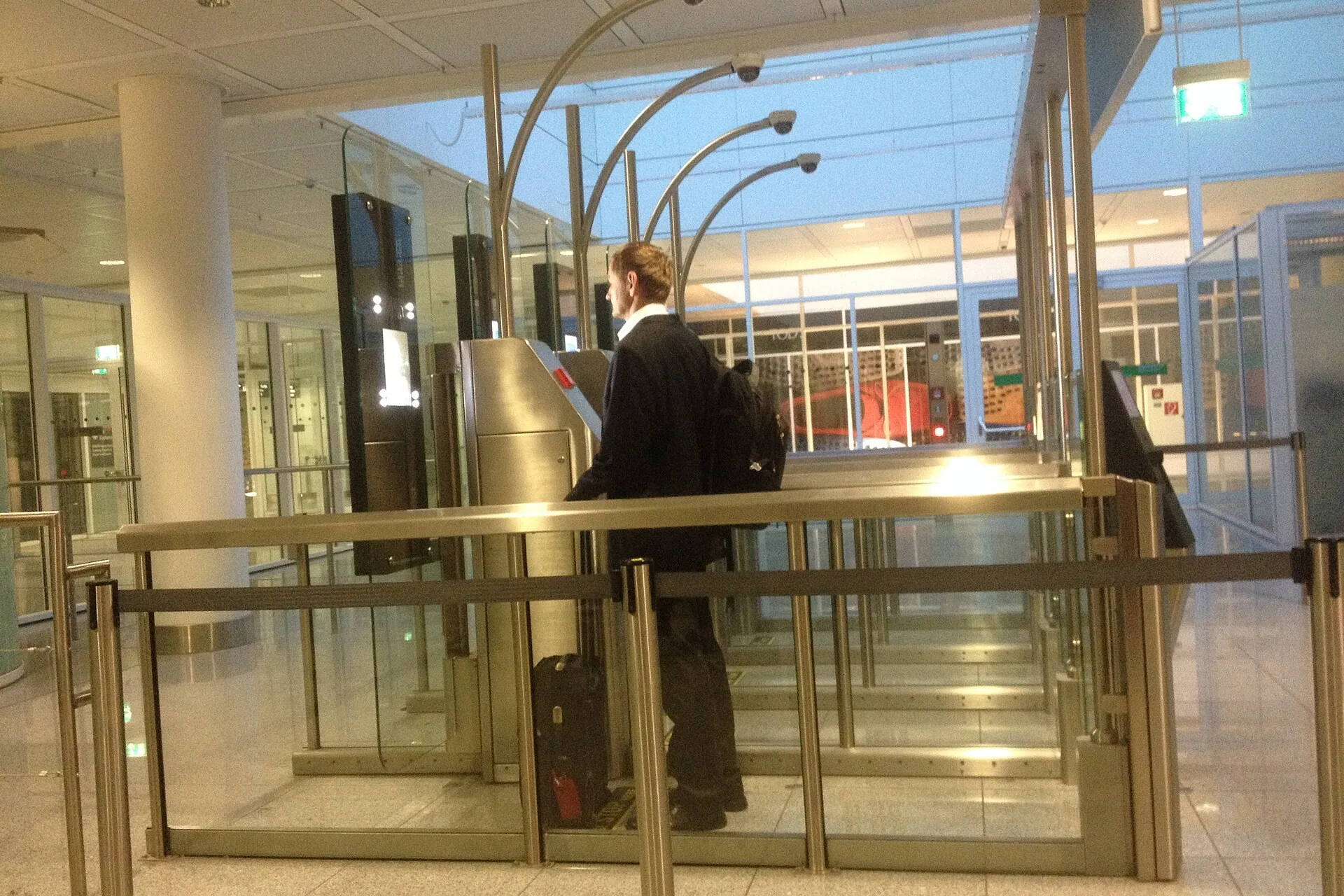 Passageiro usando portão automático de controle de fronteira no aeroporto de Munique