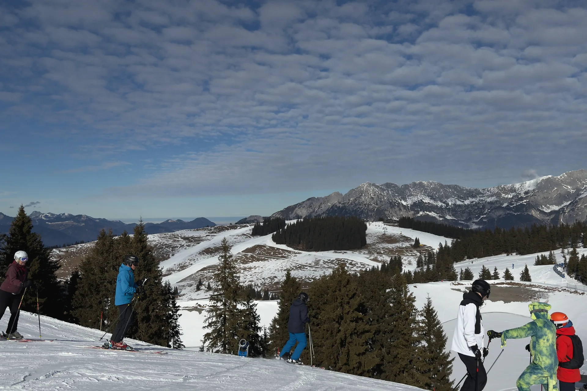 Esquiadores em pista de estação de esqui nos Alpes austríacos