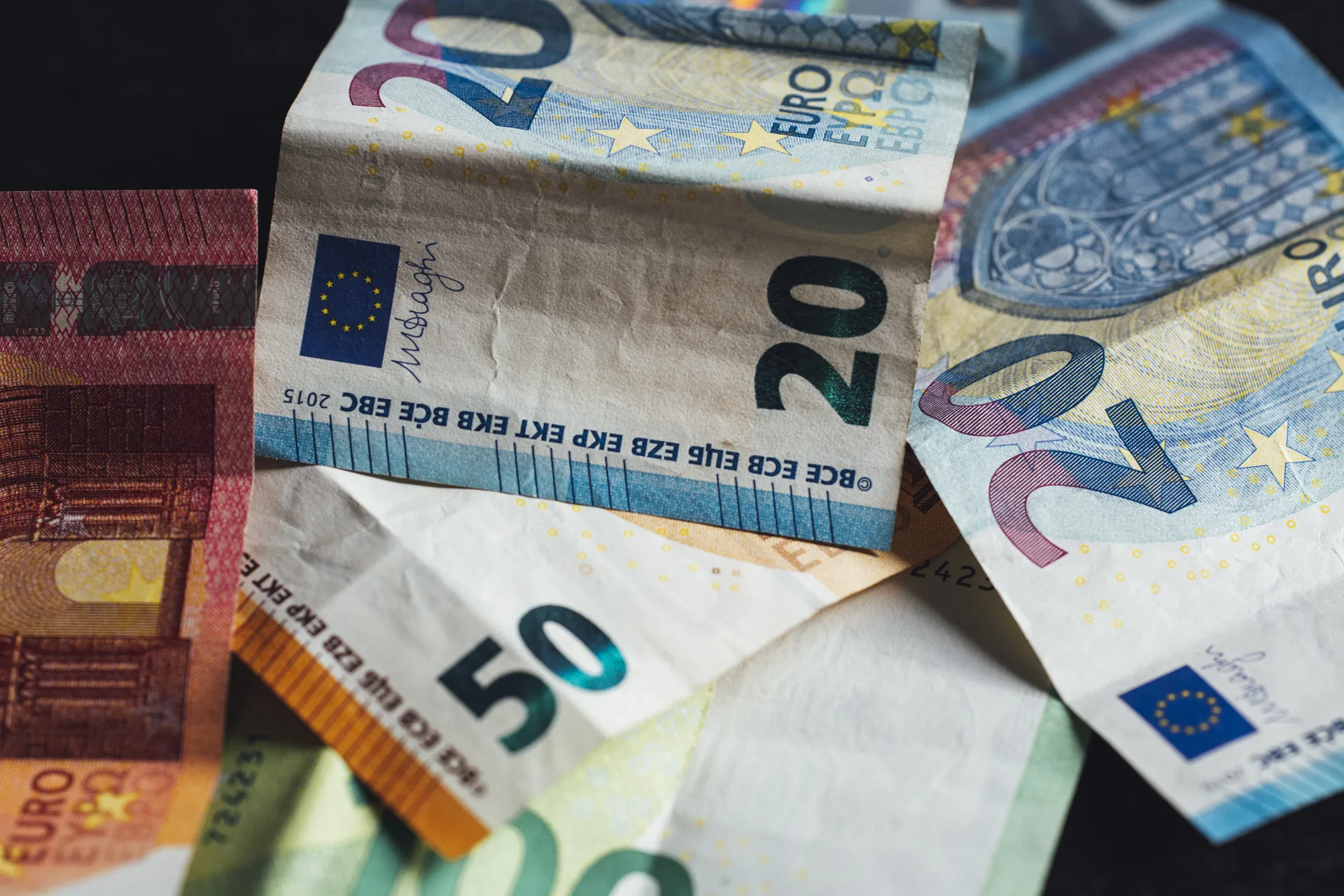 Cédulas de euro em espécie sobre uma superfície clara