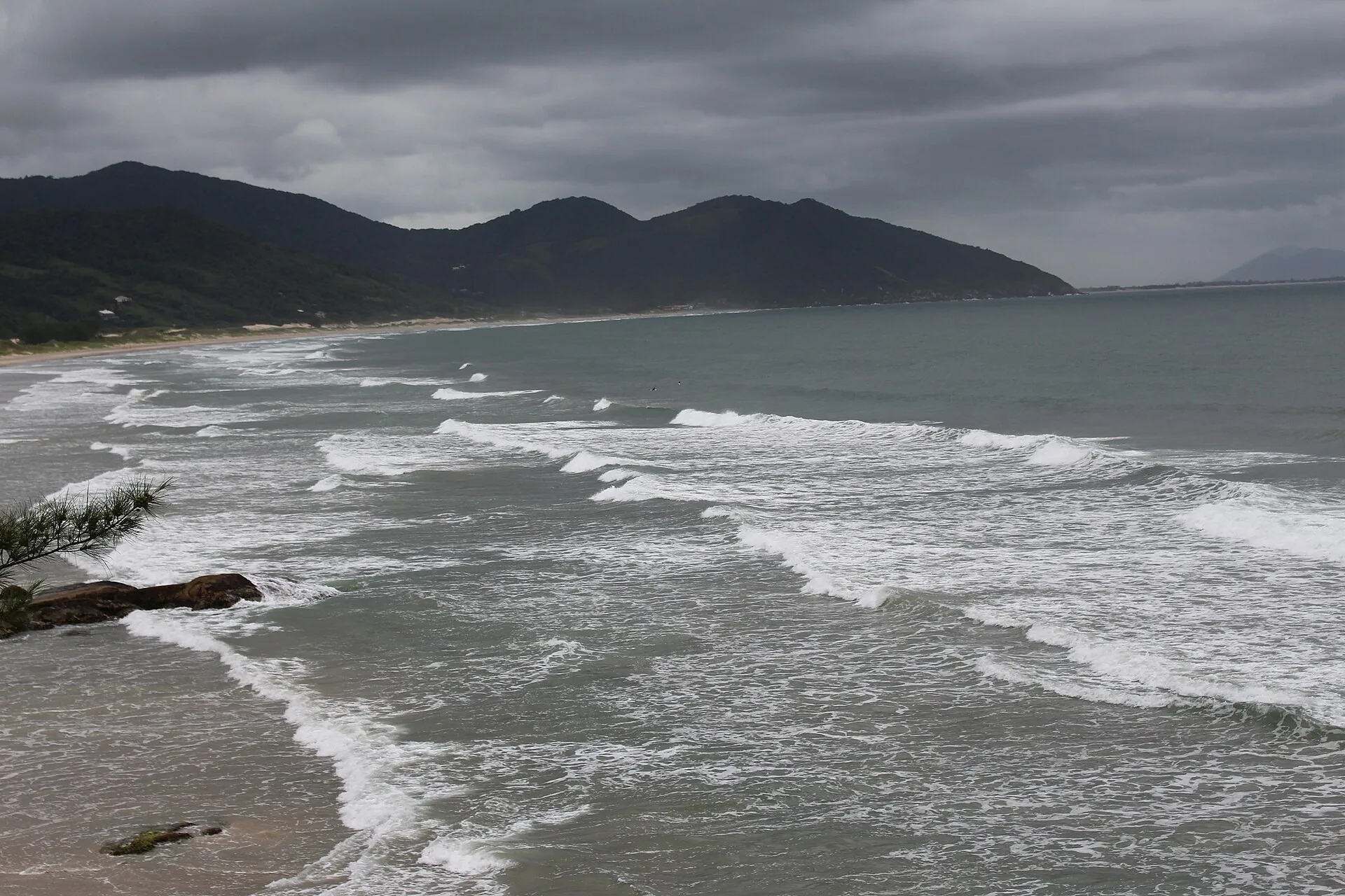 Praia do Siriú, no litoral de Santa Catarina, com poucas pessoas