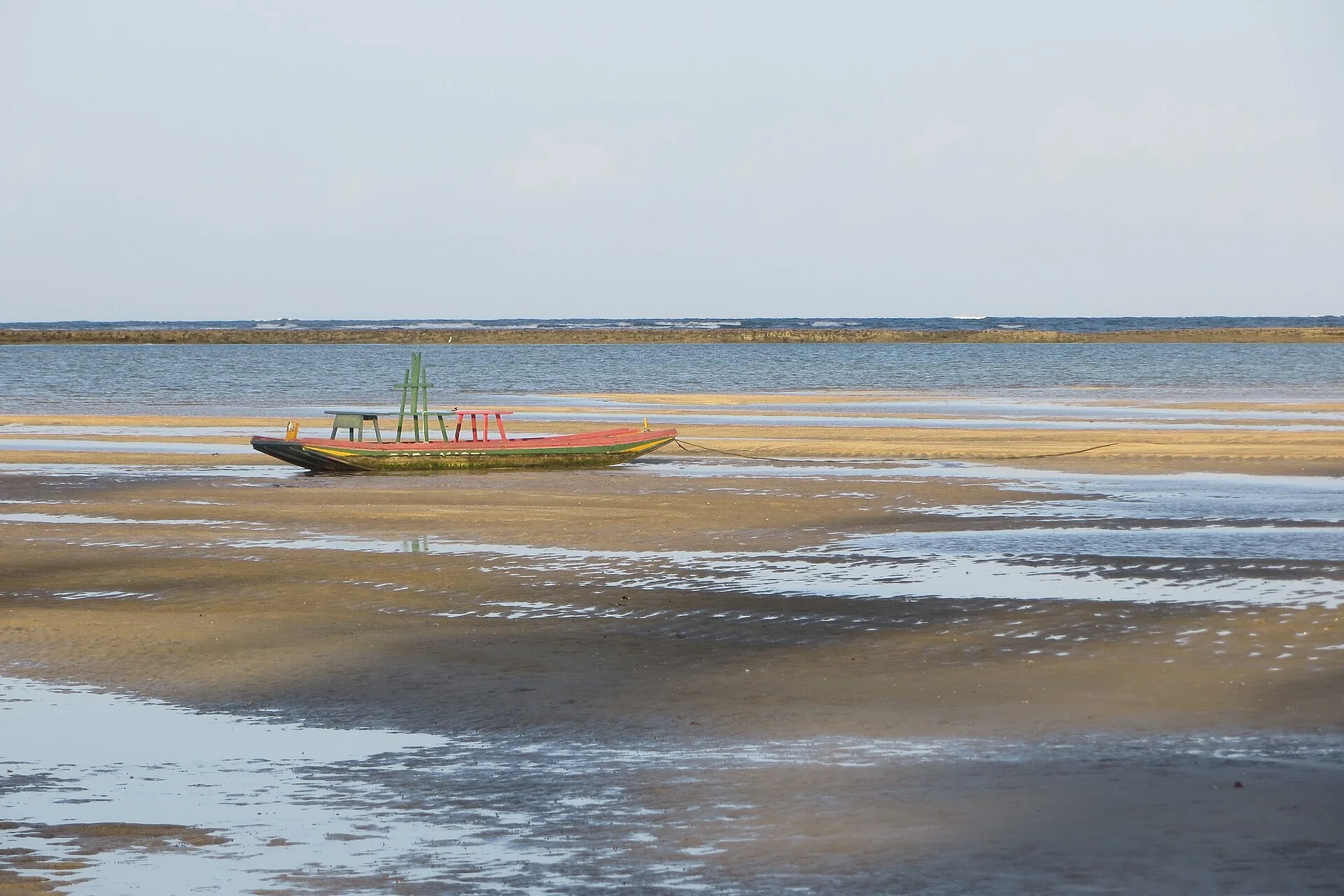 Praia dos Carneiros, no litoral de Pernambuco, com poucas pessoas